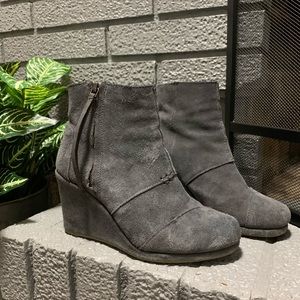 Women’s TOMS gray wedge suede boot size 7